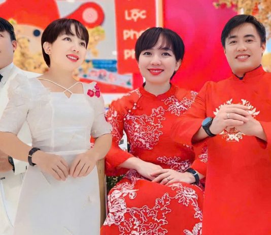 Gia đình Bác sĩ Vũ Trọng Quỳnh và bác sĩ Đàm Thu Trang diện trang phục áo dài truyền thống đón Tết