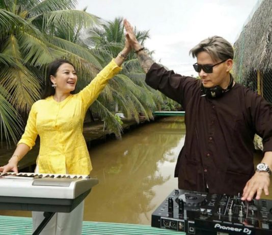 Thanh Nhã và DJ JVL mặc áo bà ba biểu diễn tiết mục độc đáo quảng bá quê hương Việt Nam