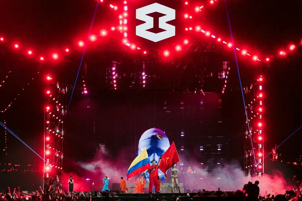 Từ 8Wonder: thế hệ nghệ sĩ trẻ đã đủ “chín” để bước ra sân khấu toàn cầu 2 Phu nu hien dai 8Wonder 2025 02 1