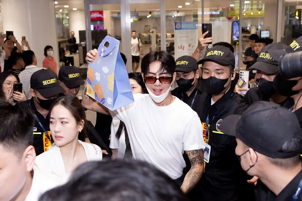 DPR IAN “nghẹt thở” trong vòng vây của người hâm mộ Việt Nam 10 Phu nu hien dai 8wonder DPR IAN 04