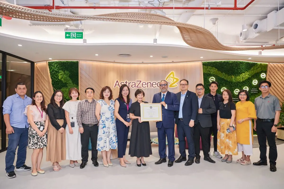 Phu nu hien dai AstraZeneca chung chi LEED Gold 01
