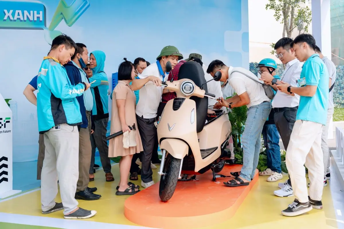 Phu nu hien dai VinFast Evo Grand 03