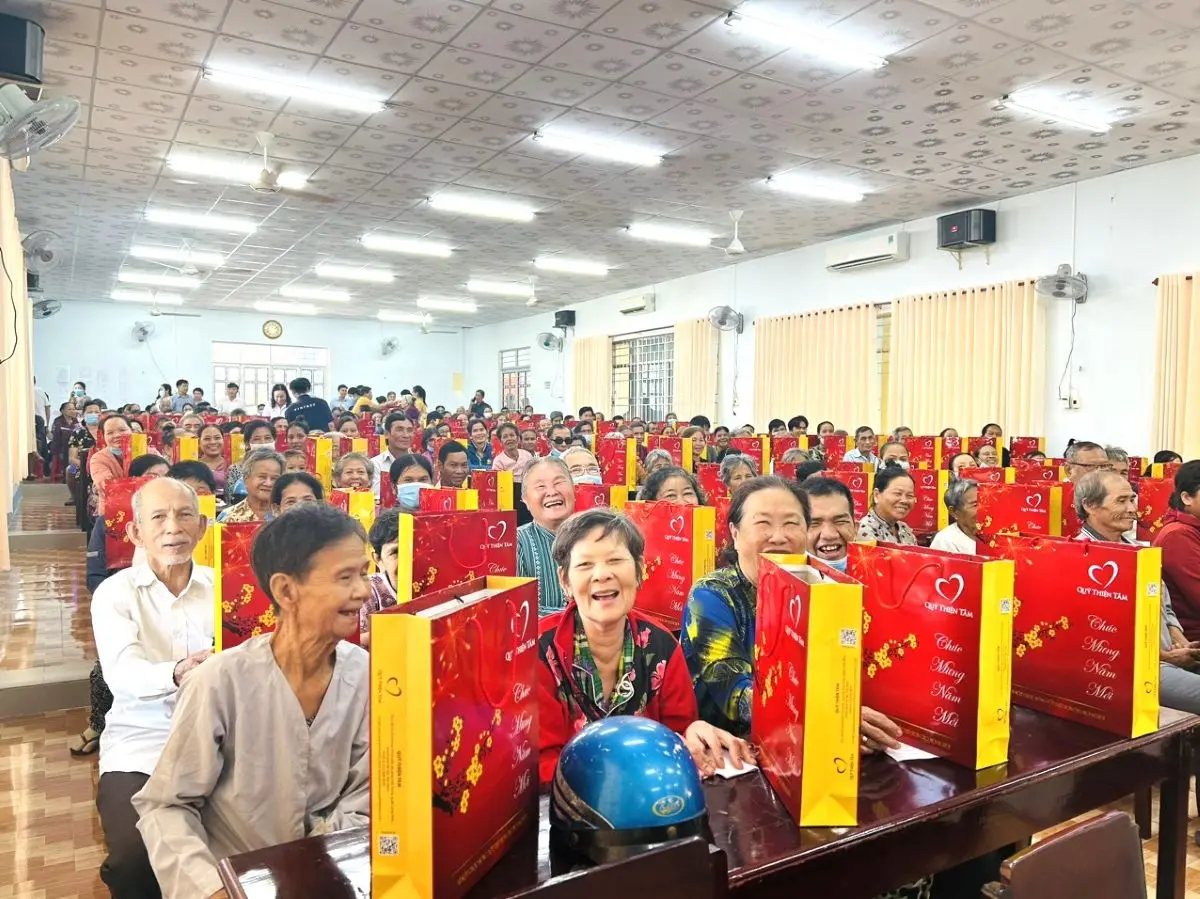 Phu nu hien dai quy thien tam huan chuong lao dong hang nhat 01