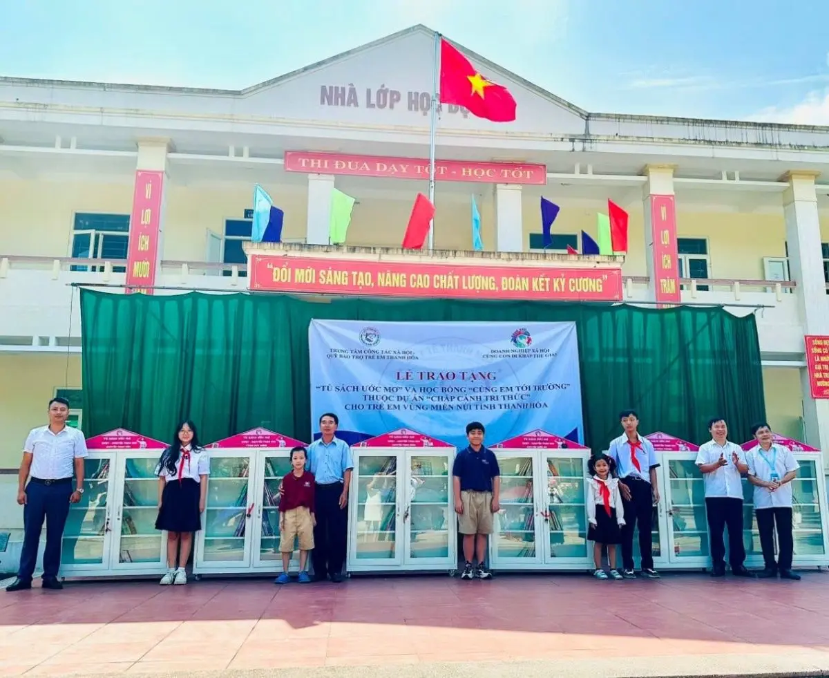 TỦ SÁCH ƯỚC MƠ – KHI GIÁO DỤC XUẤT PHÁT TỪ TRÁI TIM TRẺ THƠ 12 Phu nu hien dai tu sach uoc mo 02