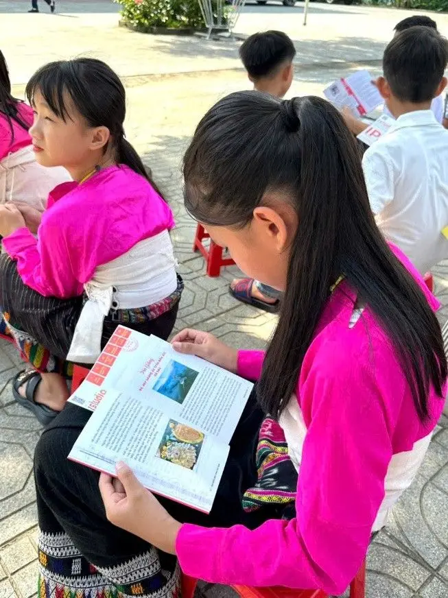 TỦ SÁCH ƯỚC MƠ – KHI GIÁO DỤC XUẤT PHÁT TỪ TRÁI TIM TRẺ THƠ 14 Phu nu hien dai tu sach uoc mo 04