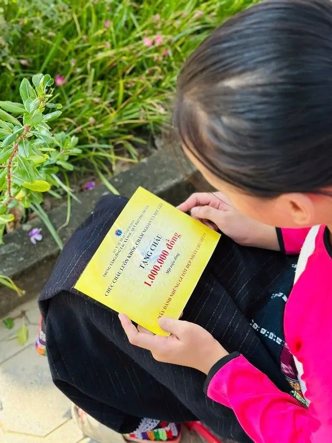 TỦ SÁCH ƯỚC MƠ – KHI GIÁO DỤC XUẤT PHÁT TỪ TRÁI TIM TRẺ THƠ 15 Phu nu hien dai tu sach uoc mo 05