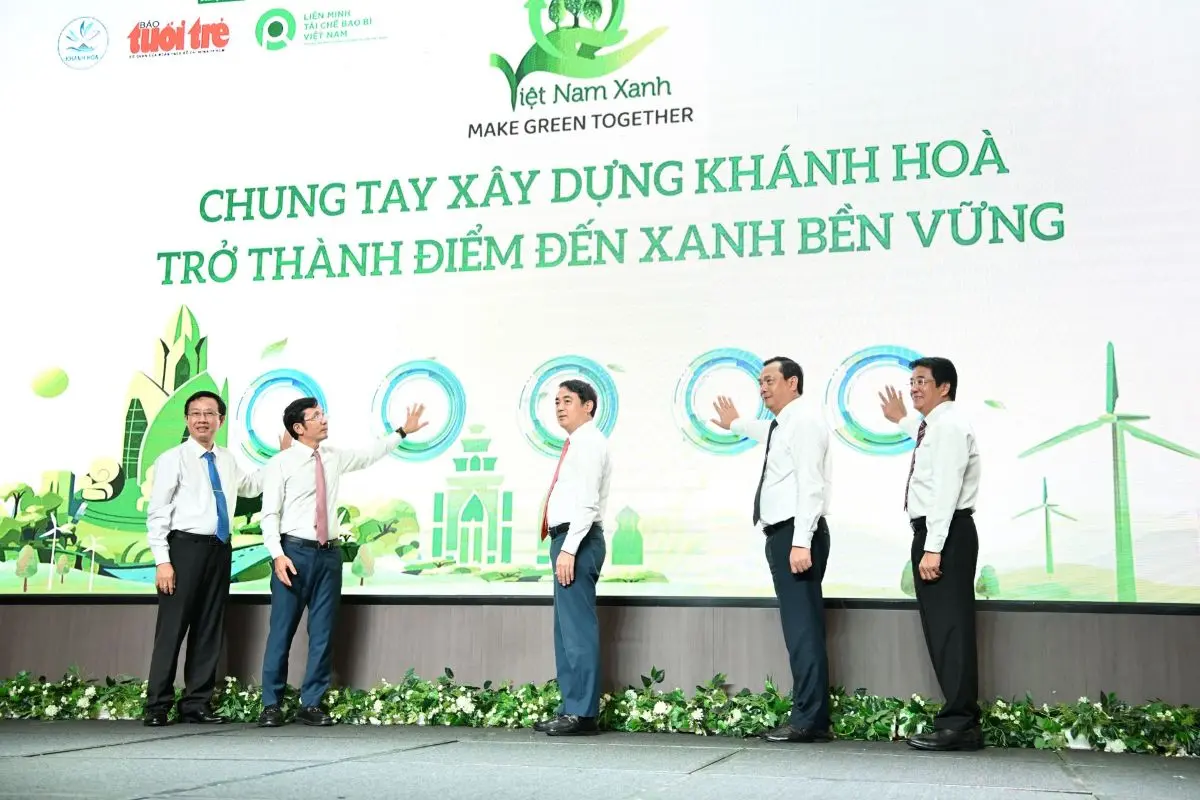 Phu nu hien dai vingroup kieng ba chan 01