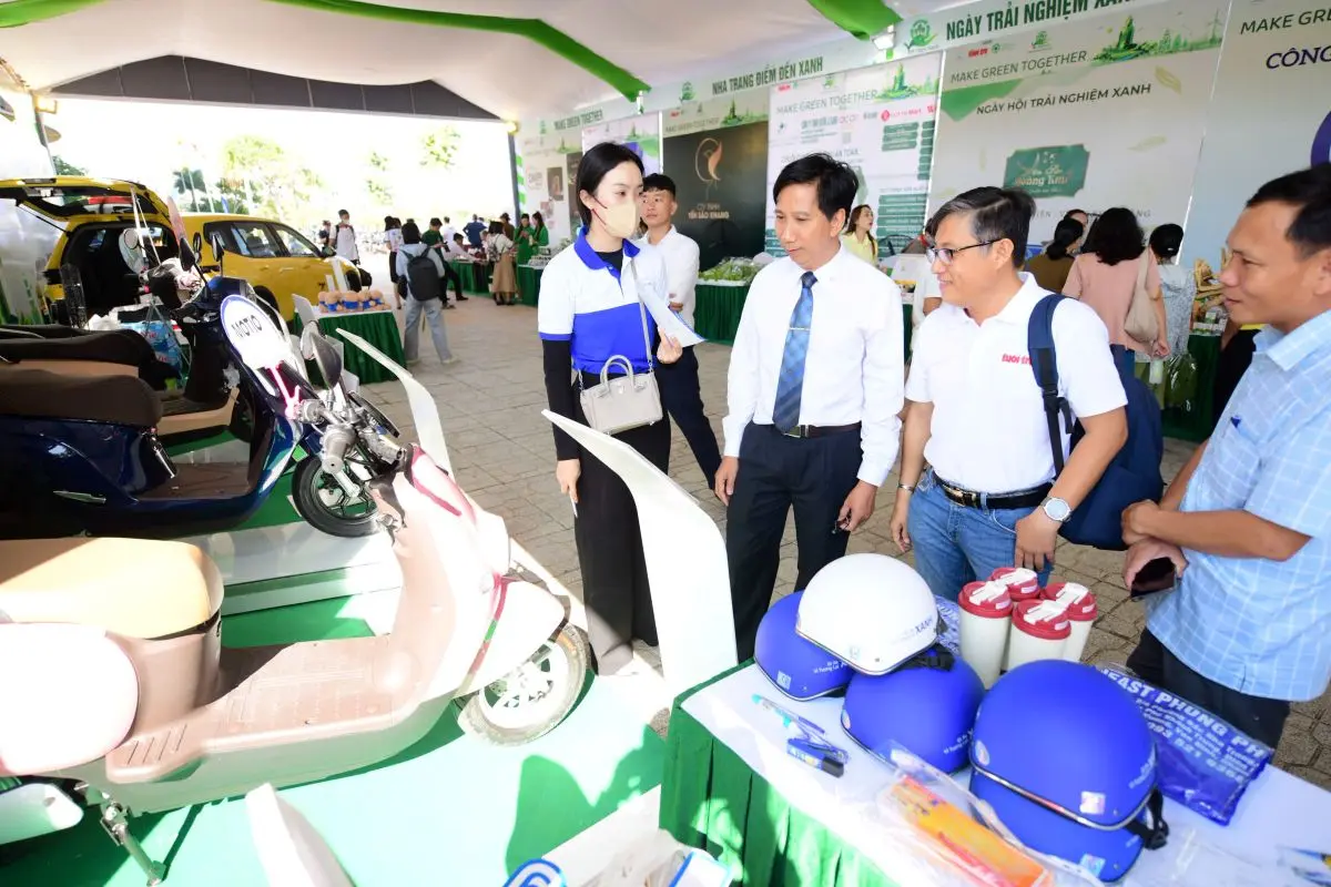 Phu nu hien dai vingroup kieng ba chan 02