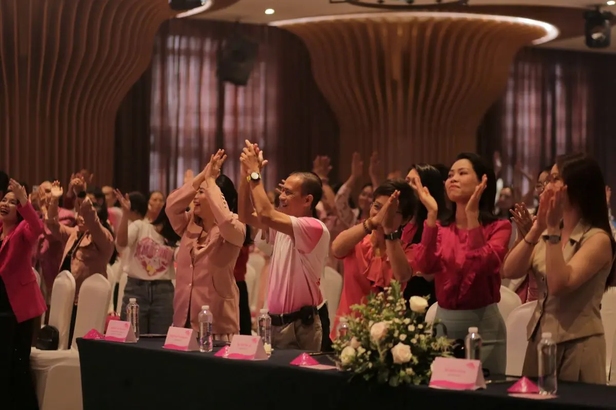 phu nu hien dai ngay hoi non hong 03