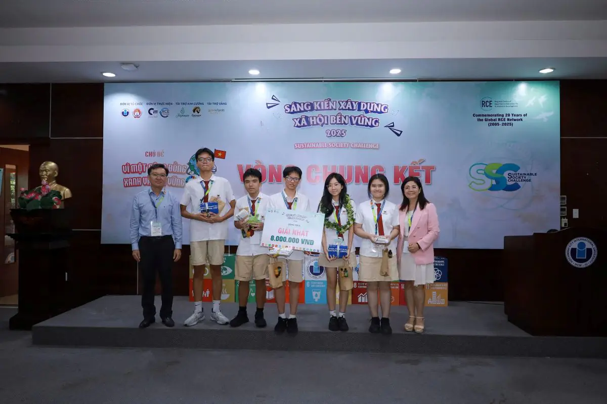 Phu nu hien dai dai hoc quoc te 01