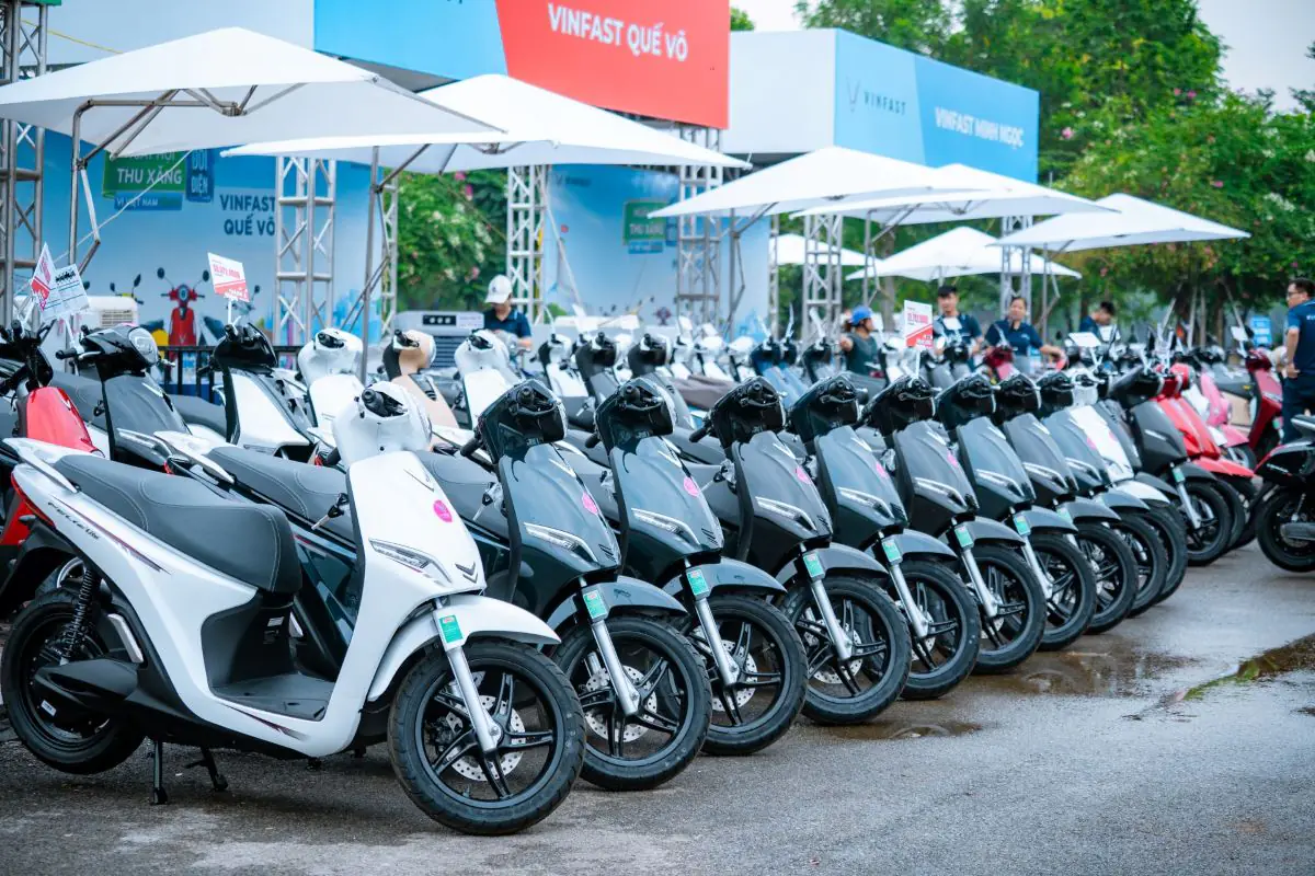 Phu nu hien dai VinFast Feliz 02