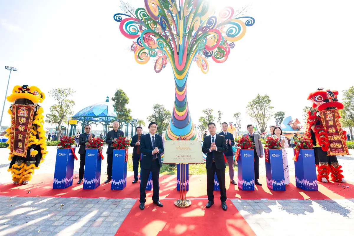 Vinhomes Global Gate đón giải thưởng danh giá: Cột mốc vàng cho giai đoạn bứt phá giá trị của Boutique Gate 4 Phu nu hien dai Vinhomes Global Gate 01