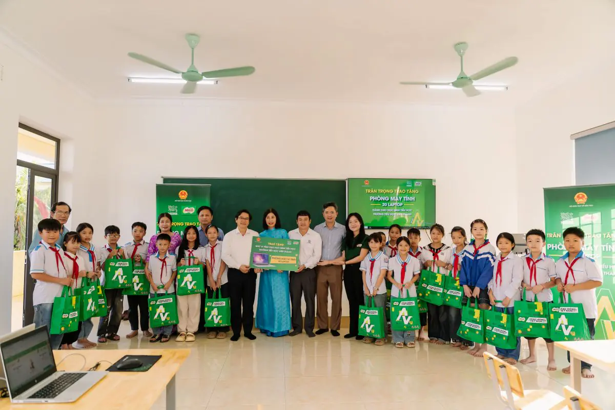 NESTLÉ TRAO TẶNG PHÒNG MÁY TÍNH GIÚP HỌC SINH TIẾP CẬN CÔNG NGHỆ