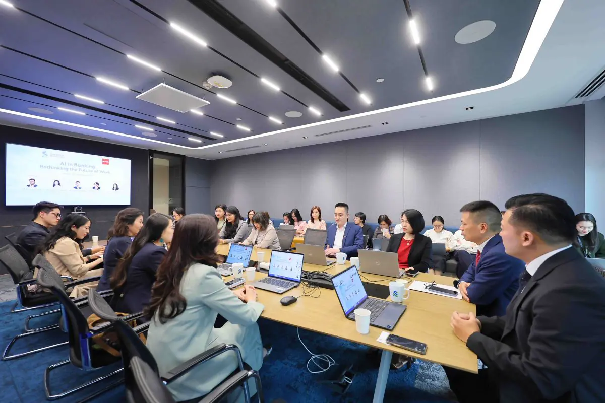 Phu nu hien dai AI trong ngan hang 01