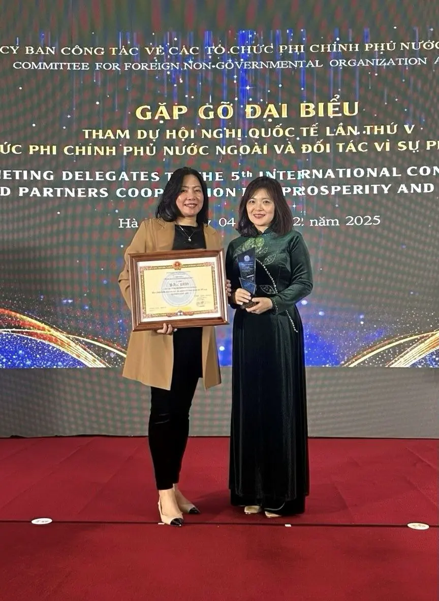 ASTRAZENECA VIỆT NAM ĐƯỢC LIÊN HIỆP CÁC TỔ CHỨC HỮU NGHỊ VIỆT NAM (VUFO) TRAO BẰNG KHEN VÌ CÁC ĐÓNG GÓP CHO PHÁT TRIỂN BỀN VỮNG, GHI NHẬN TÁC ĐỘNG CỦA CHƯƠNG TRÌNH SỨC KHỎE THANH THIẾU NIÊN 2 Phu nu hien dai ASTRAZENECA 01