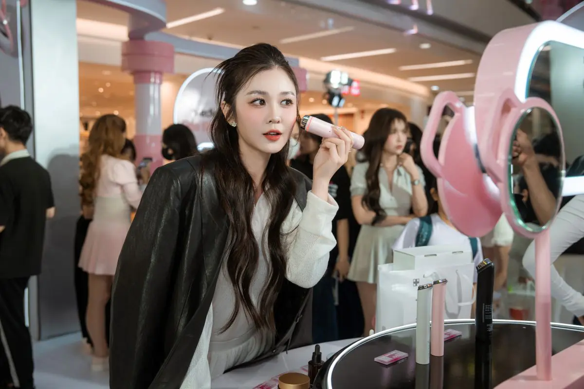 Phu nu hien dai Medicube my pham han quoc 01