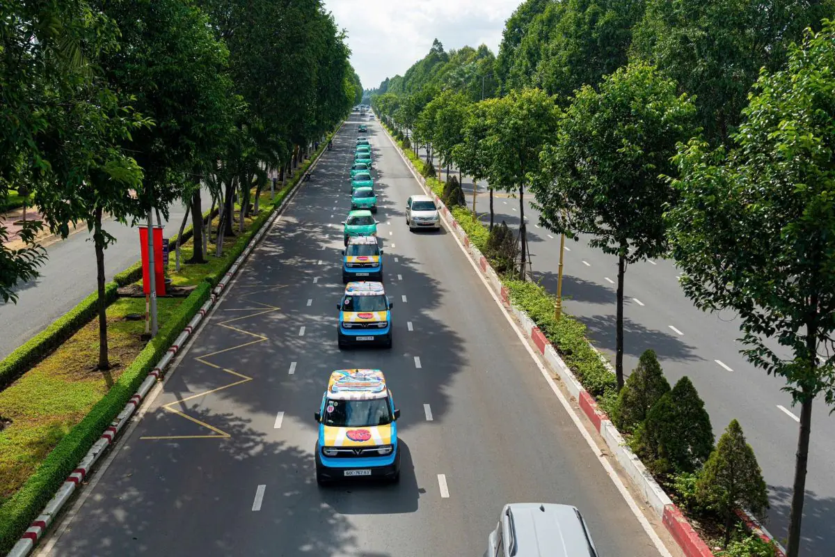 Phu nu hien dai VinFast VF 3 02