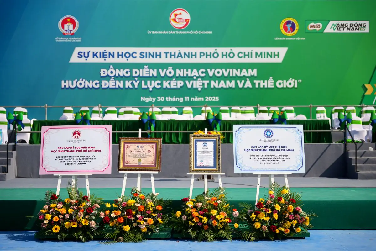 60.000 học sinh lập kỷ lục kép Việt Nam và thế giới với màn đồng diễn võ nhạc Vovinam ấn tượng 8 Phu nu hien dai nestle dong dien vovinam 03