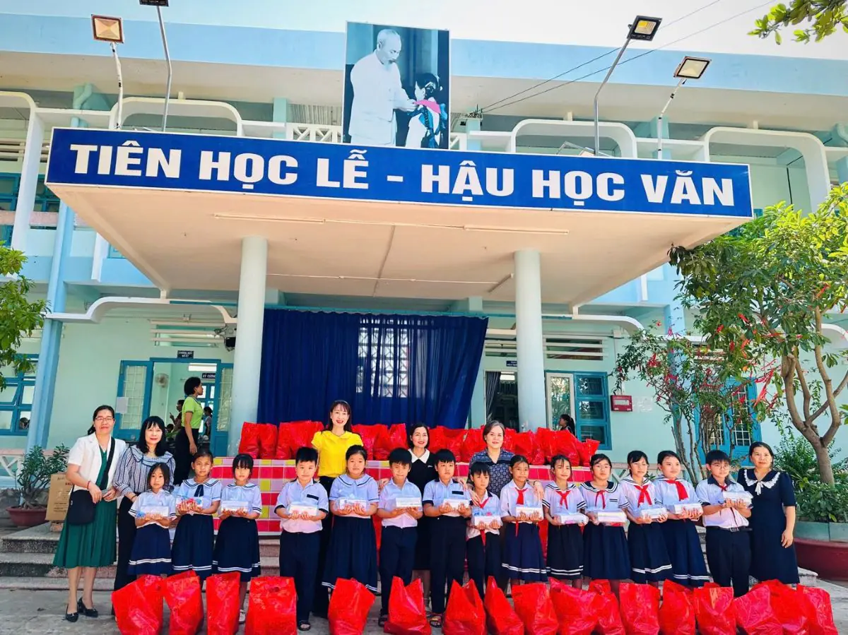 Phu nu hien dai thien nguyen thien tam 01