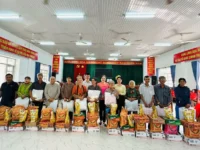 Bà Trần Thị Phấn cùng nhóm thiện nguyện Thiện Tâm tổ chức chương trình “ Hướng Về Miền Trung – Tây Nguyên”