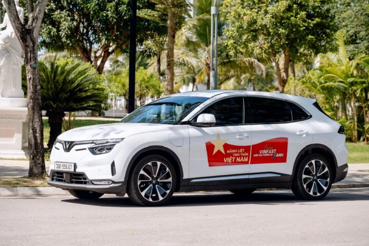 Phu nu hien dai vinfast vf8 02