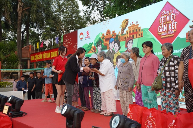 Dai dien SABECO trao qua Tet cho nguoi dan co hoan canh kho khan tren dia ban tinh