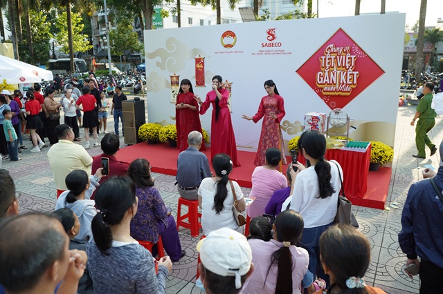 Nguoi dan thich thu voi hoat dong hat lo to mot hoat dong vui choi tet quen thuoc dam net mien tay