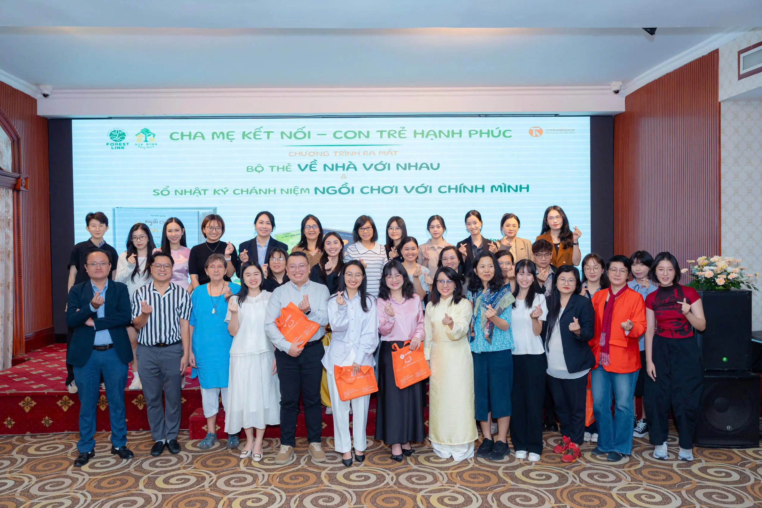 Thái Hà Books và Forest Link ra mắt Bộ thẻ “Về nhà với nhau” và Sổ nhật ký chánh niệm “Ngồi chơi với chính mình” 7 Phu Nu hien Dai Bo the Ve nha voi nhau 5