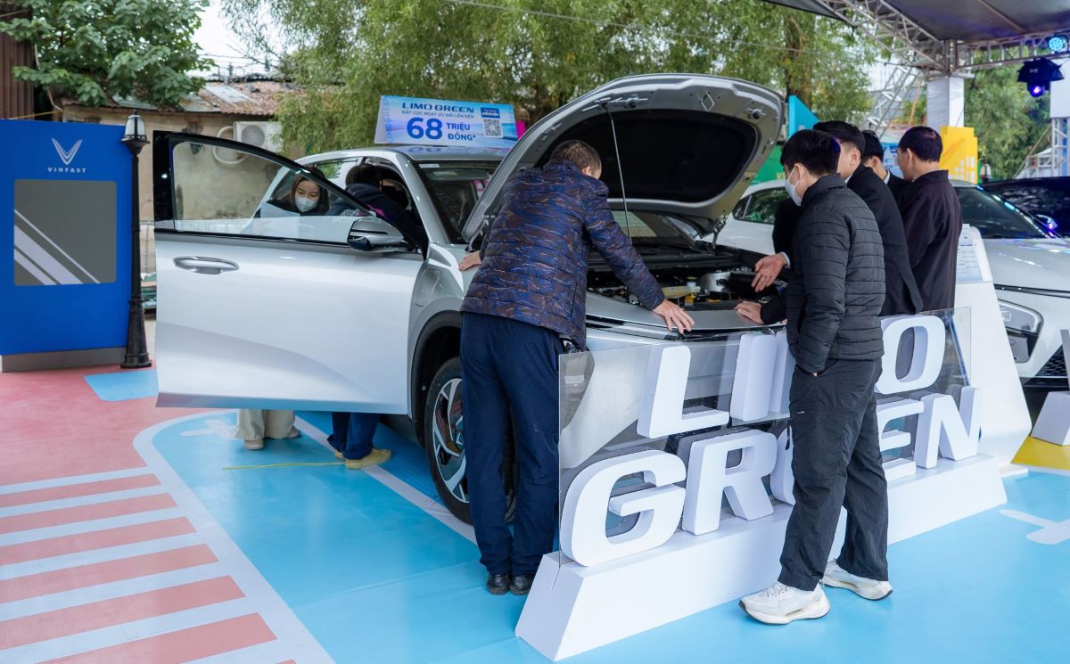 Phu nu hien dai VinFast Limo Green 01