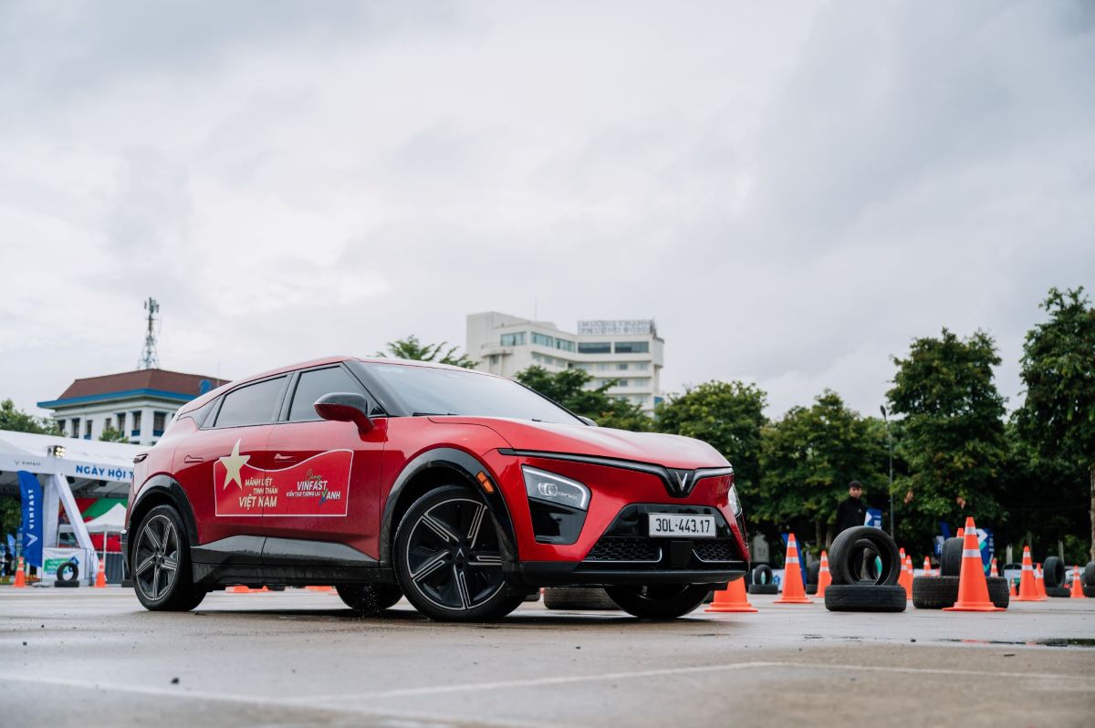 Phu nu hien dai VinFast VF 7 02
