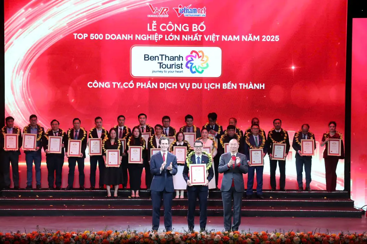 Phu nu hien dai ben thanh tourist 02