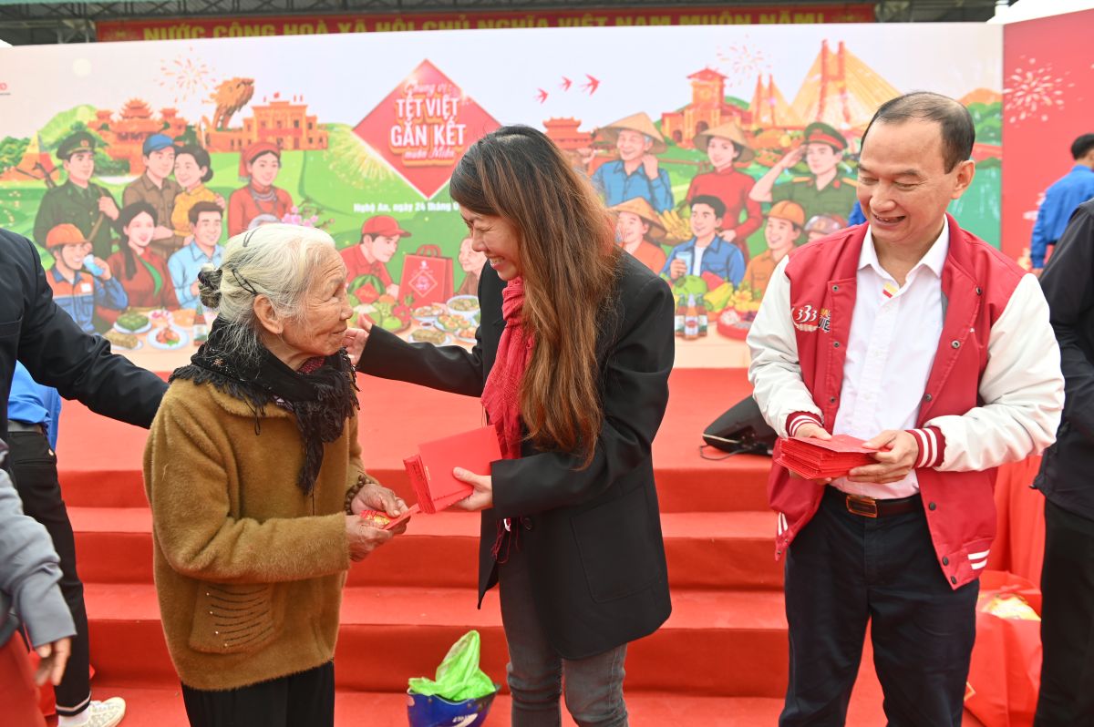 Phu nu hien dai chung vi tet viet sabeco 04