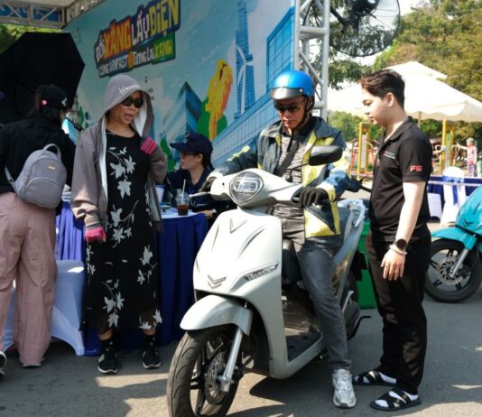 Sự kiện Đổi xăng lấy điện: Người dân TP.HCM nườm nượp “chốt” xe máy điện VinFast đi Tết