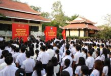 Sinh viên TPHCM chào cờ chào mừng Đại hội XIV của Đảng