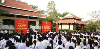 Sinh viên TPHCM chào cờ chào mừng Đại hội XIV của Đảng