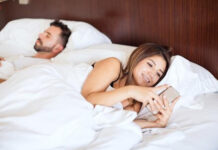 Tại sao phụ nữ ngoại tình lại dễ bị ‘bắt bài’ hơn đàn ông?