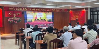 Người dân TPHCM phấn khởi theo dõi trực tiếp khai mạc Đại hội XIV của Đảng