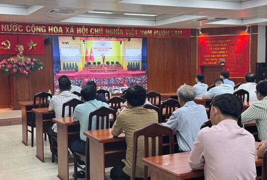 Người dân TPHCM phấn khởi theo dõi trực tiếp khai mạc Đại hội XIV của Đảng