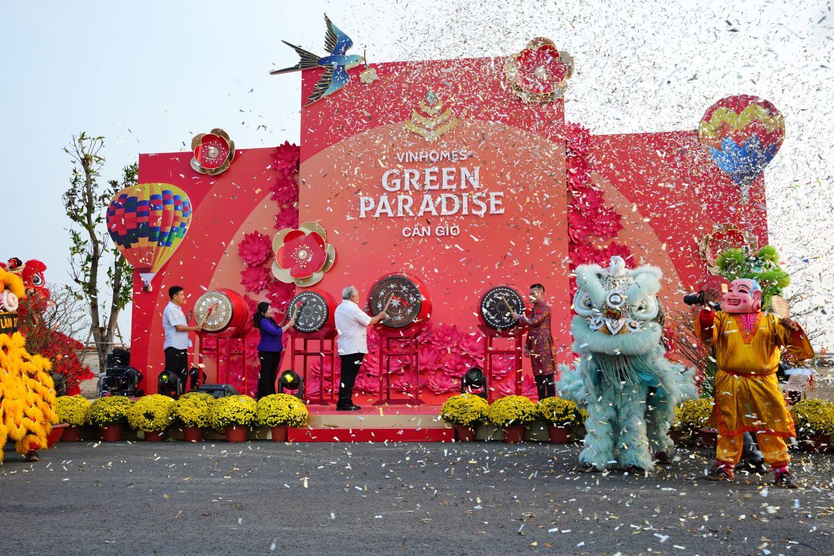 Phu nu hien dai Green Paradise Tet Fest 06