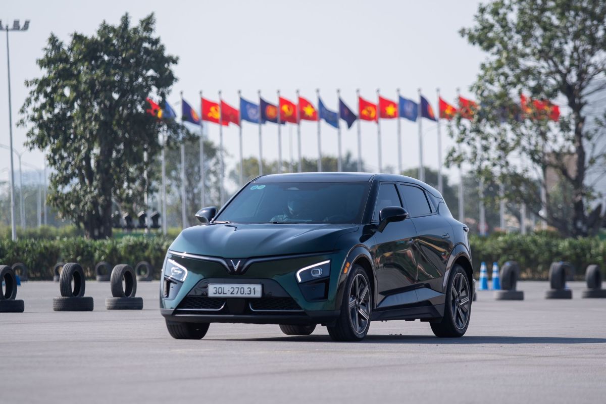 Phu nu hien dai VinFast VF 7 02