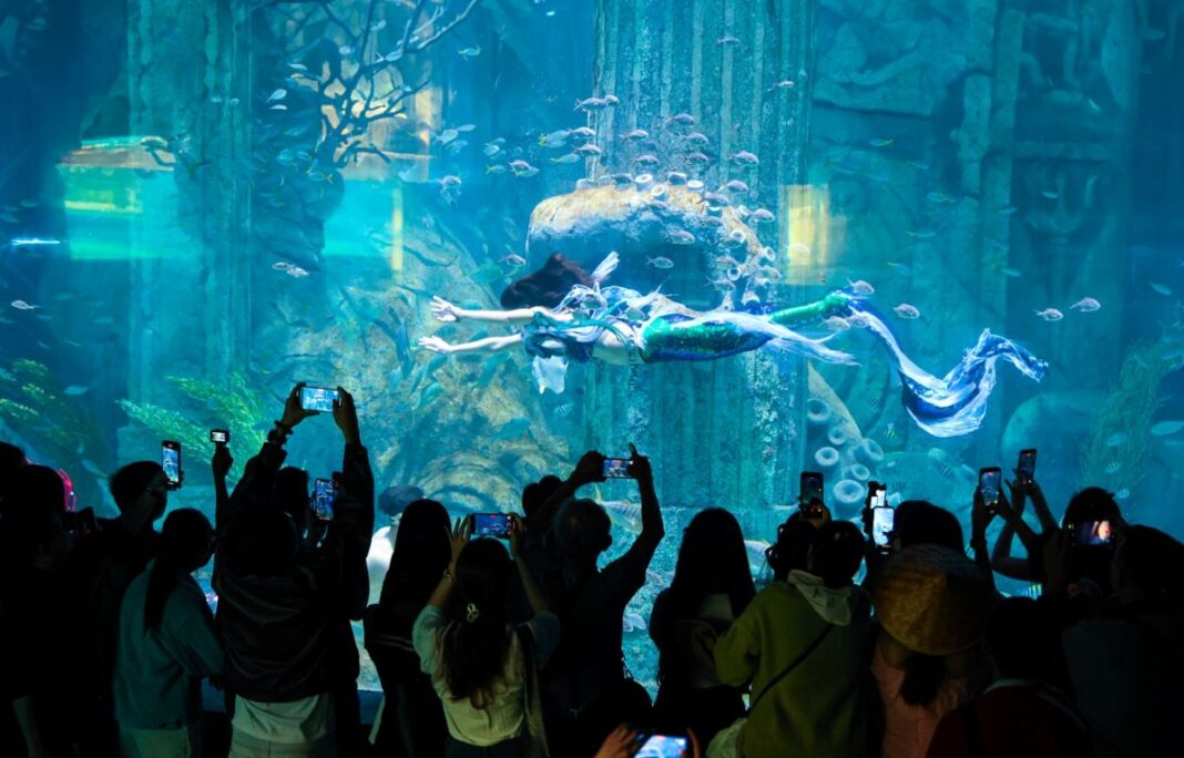 Phu_nu_hien_dai_VinWonders_Nha_Trang_02