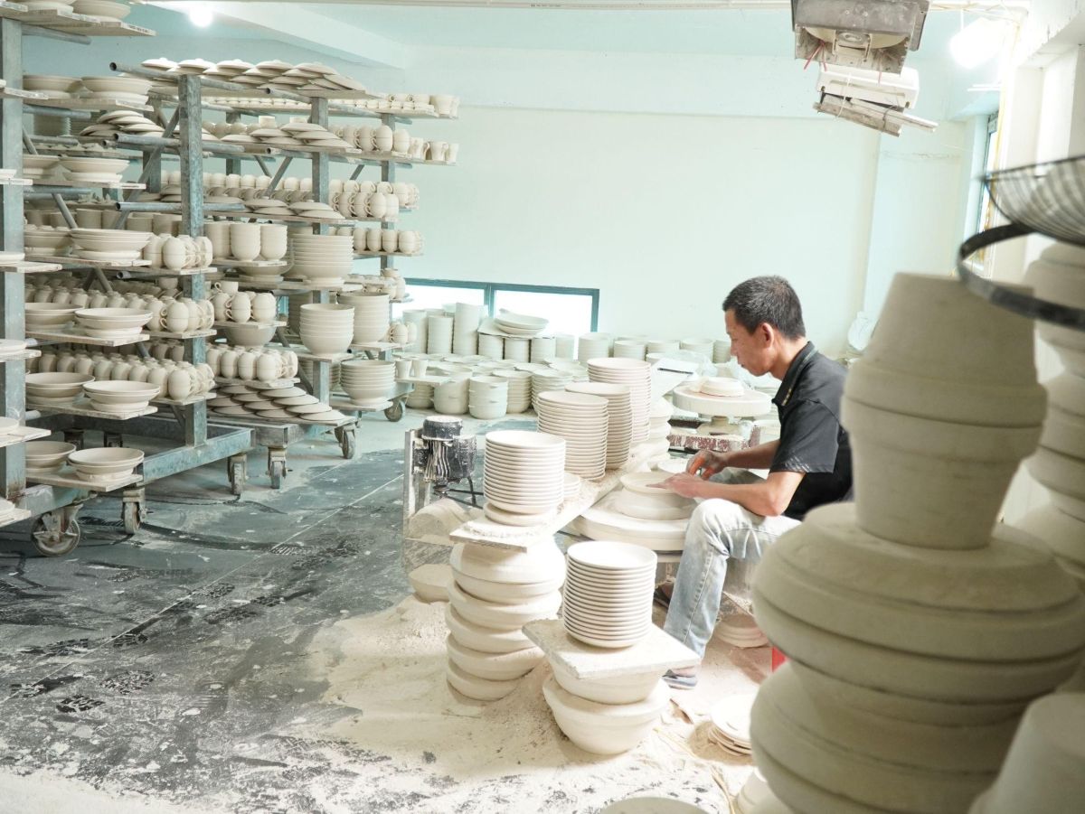 Phu nu hien dai gom bat trang 01