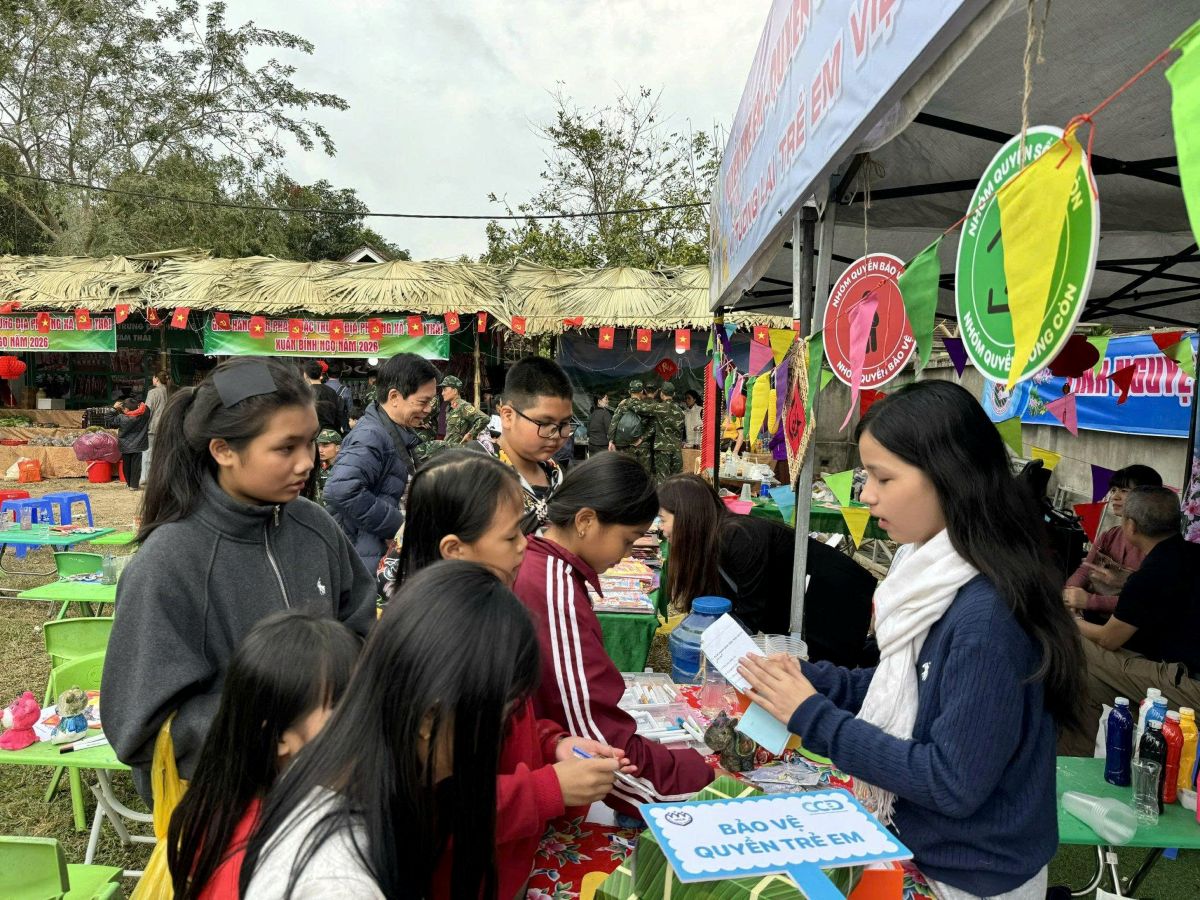 Phu nu hien dai hoi cho tet 02