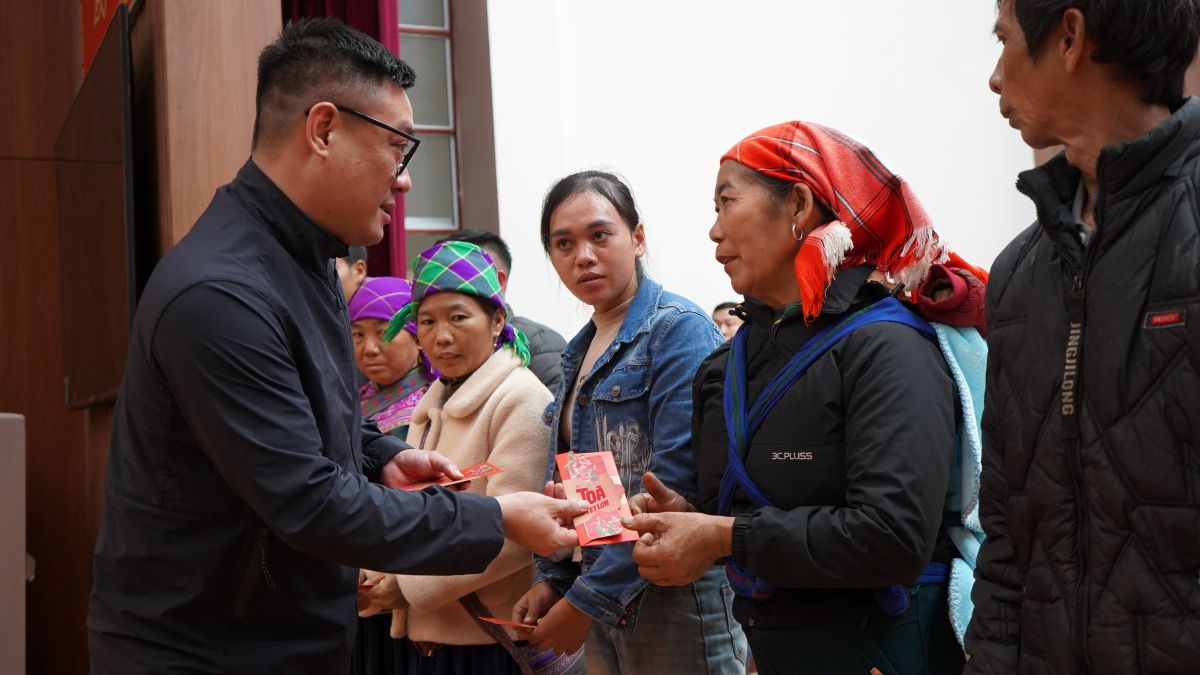 Phu nu hien dai sabeco trao qua tet 01