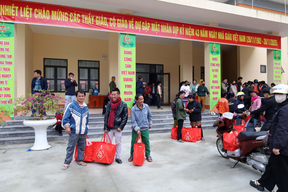 Phu nu hien dai sabeco trao qua tet 02