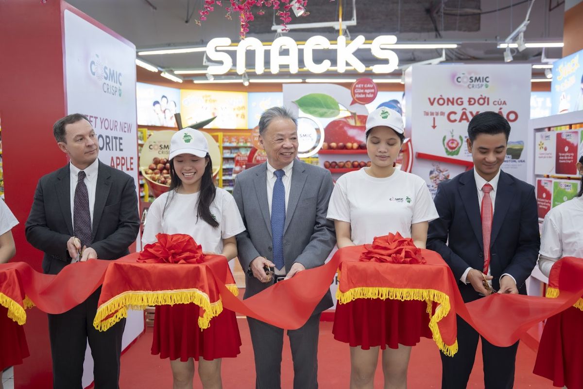 Táo Cosmic Crisp® – giống táo cao cấp từ Mỹ sẵn sàng “ghi điểm” với người tiêu dùng Việt trong mùa vụ mới 1 Phu nu hien dai tao cosmis scrip 01