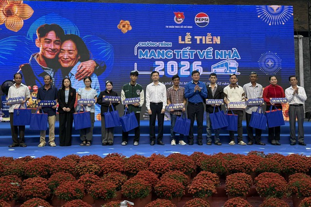 hoa-xiv-bi-thu-thuong-truc-trung-uong-doan-tncs-ho-chi-minh-chu-tich-trung-uong-hoi-sinh-vien-viet-nam-cung-cac-dai-bieu-tham-du-chuong-trinh--17707779043091938803509
