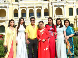 Ba thế hệ gia đình Lý Hùng – Lý Hương du xuân, ngắm nhịp phát triển của thành phố