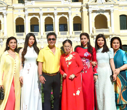 Ba thế hệ gia đình Lý Hùng – Lý Hương du xuân, ngắm nhịp phát triển của thành phố