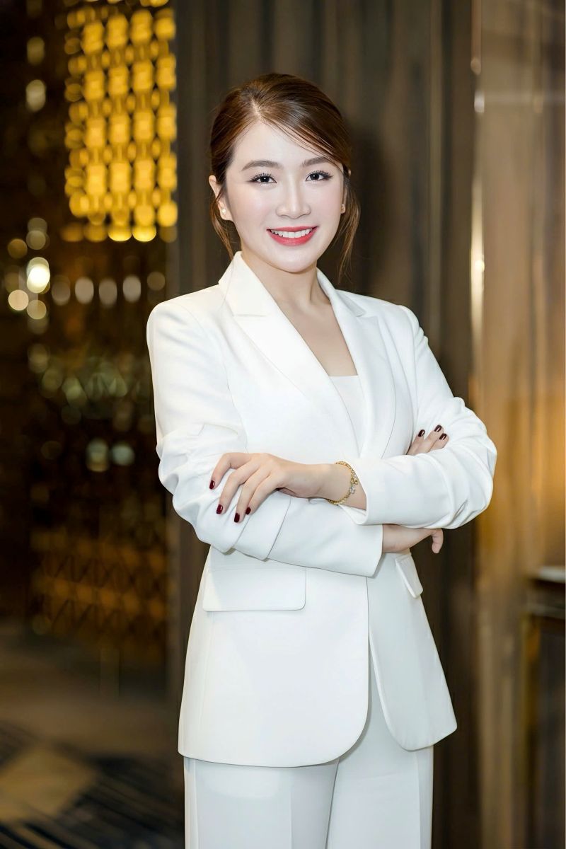 Phu nu hien dai CHRISTINE ho thuy hong phuc 01